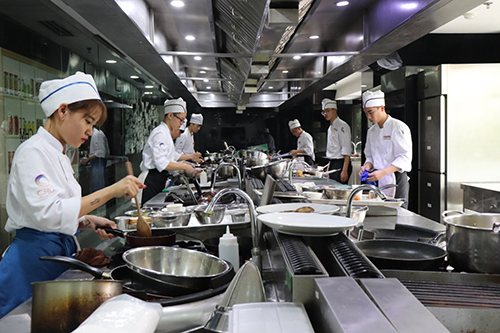 Học viên lớp Nghệ thuật ẩm thực trong lớp bếp Trainning tiêu chuẩn 5 sao quốc tế